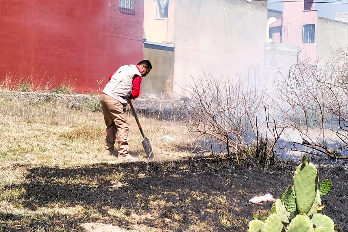 Policía Municipal y Protección Civil de Huamantla sofocan incendio de pastizal en el fraccionamiento San Carlos